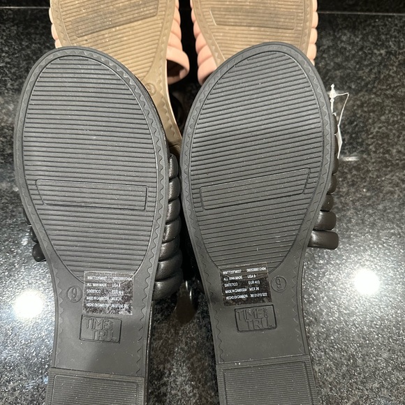 Two pair slide sandals - Picture 3 of 6